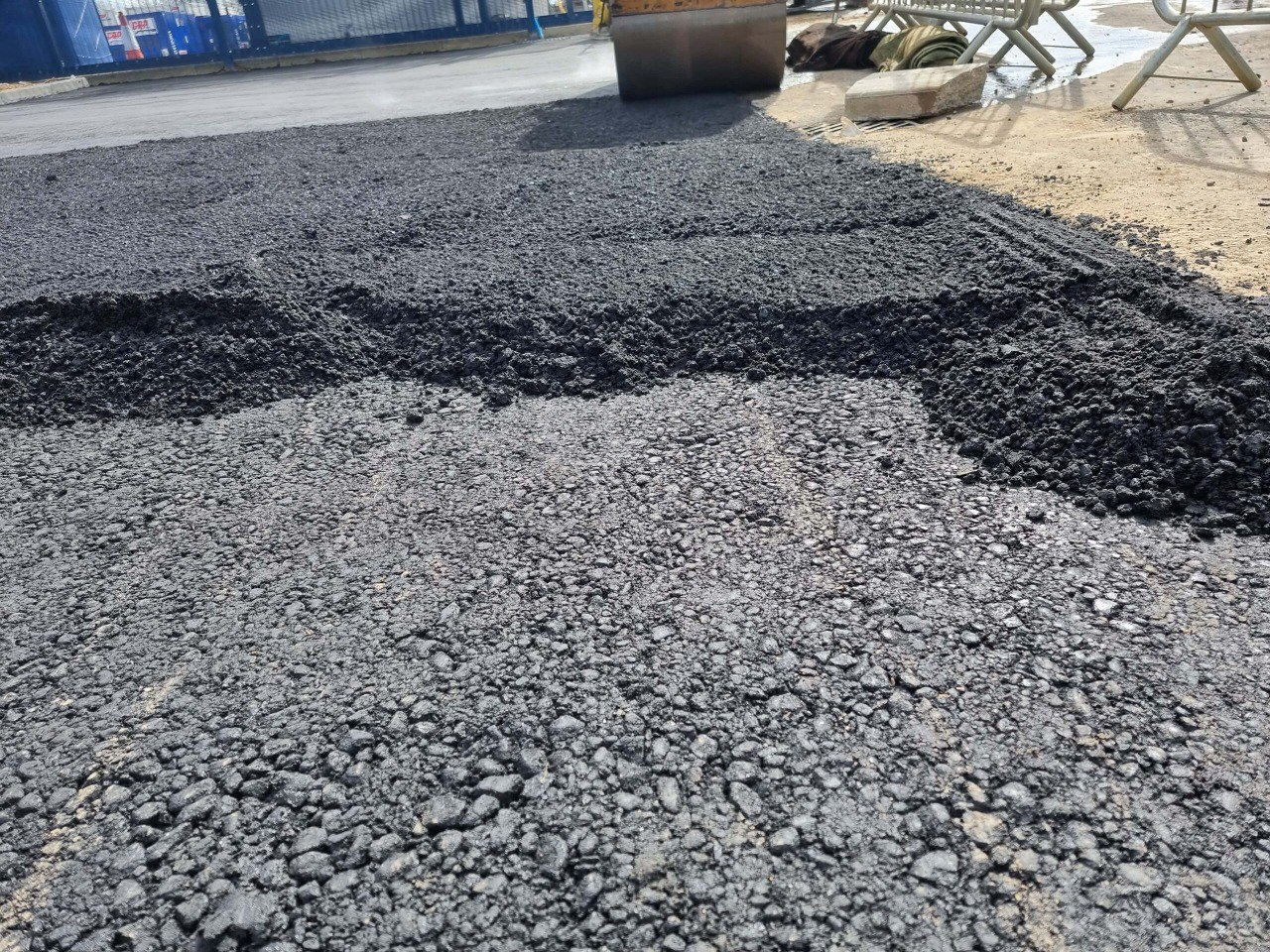 This is tarmac being laid by Kempston Driveways